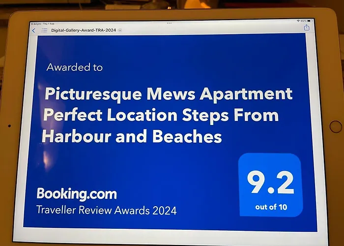 Picturesque Mews Apartment Perfect Location Steps From Harbour And Beaches